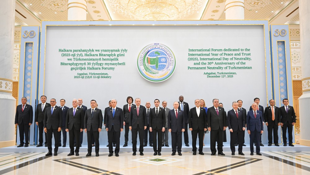 Pakistan PM calls on world to press Kabul to curb terrorism from Afghan soil 